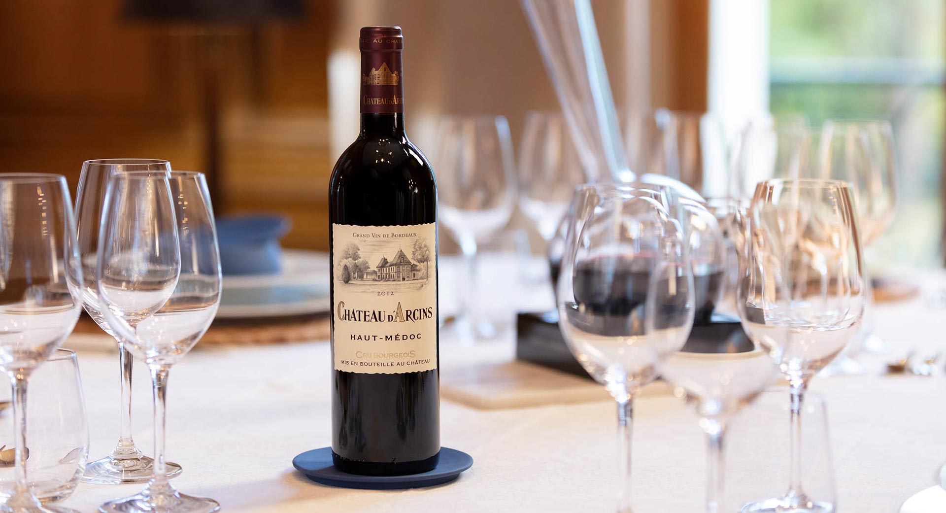 Une bouteille de Château d'Arcins à table