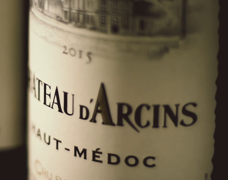 Detail of a bottle of Château d'Arcins